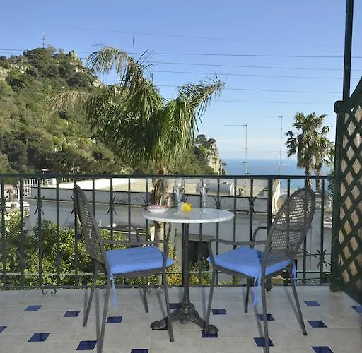 לינה וארוחת בוקר La Musa 3*